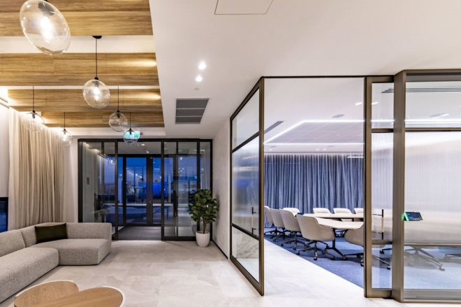 办公室的设计意图是创造一种住宅的感觉,会议区的休息室设置,用餐风格